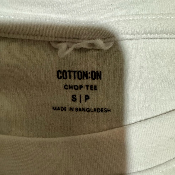 graphic crop top - Picture 2 of 3